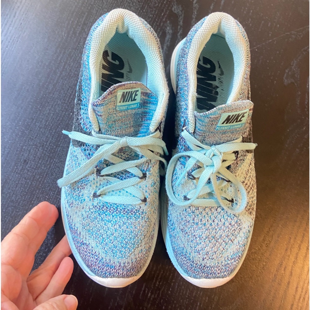 Turquoise and black Nike size 7 tennis shoe.
